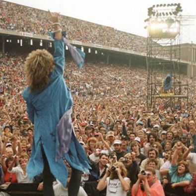 1283876321Farm_Aid_85_Bon_Jovi_and_Crowd_400_x_400